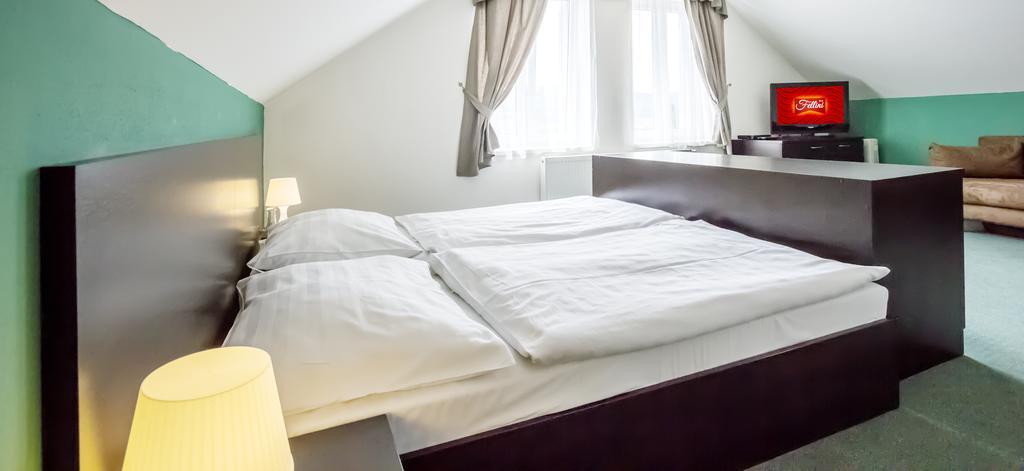 Garni Hotel Fellini Žiar nad Hronom エクステリア 写真